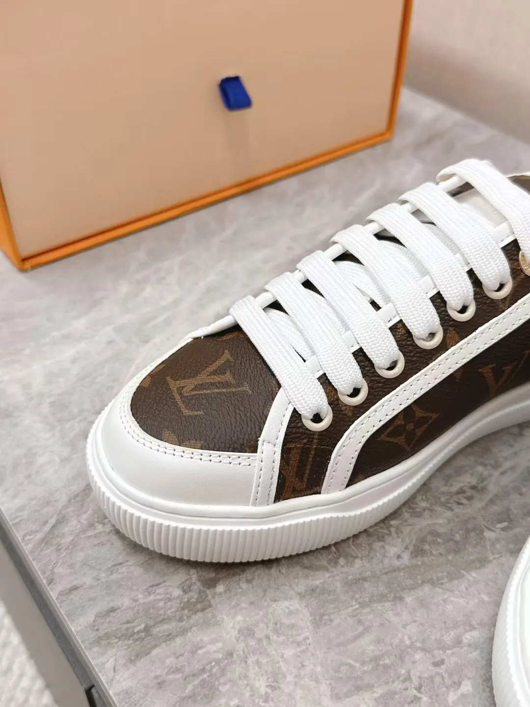 👟👟Ex-factory price 420👟👟 LV Louis Vuitton L Home Donkey Brand’s latest Lagoon series Thick-soled denim denim Embossed Presbyopia Thick-soled Casual sneakers Skateboard shoes Original purchase and development Production This Lagoon sneaker is made of Monogram denim, injecting a retro flavor into the classic design. The Louis Vuitton logo pops out from the leather trim, and the inscribed eyelets, trim and laces highlight the exquisite details. The rubber outsole embellished with Monogram flowers completes the whole. Exquisitely packaged at the delivery counter🛍📦 ▪️ Fabric: Original imported custom first-layer cowhide ▪️ Lining: Original imported cowhide lining ▪️ Sole: Original open-molded non-slip TPU material ▪️ Bottom thickness: 2.5CM ▪️ Size: Women's size 35-40 (41, 42 can be customized)